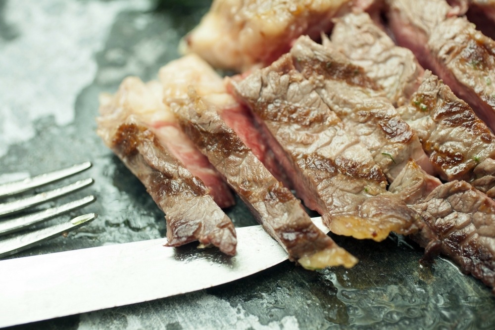 Carne alla brace servita al tavolo