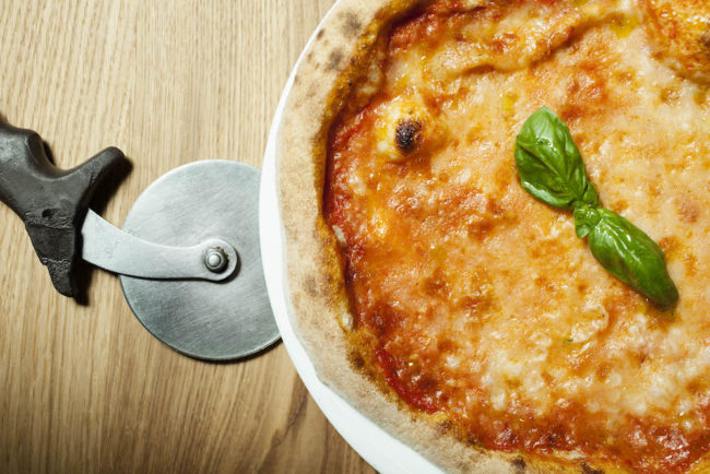 Pizza margherita servita a I Vitelloni