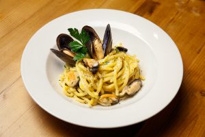 Primo piatto di Cacio e pepe ai frutti di mare senza glutine
