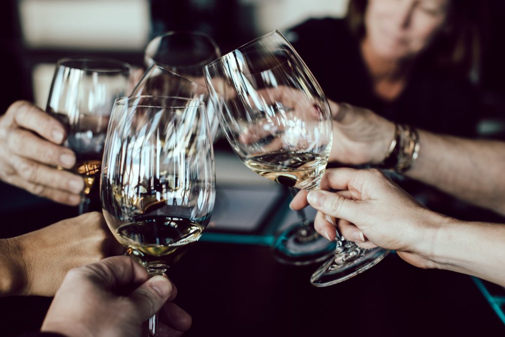 brindisi con calice di vino